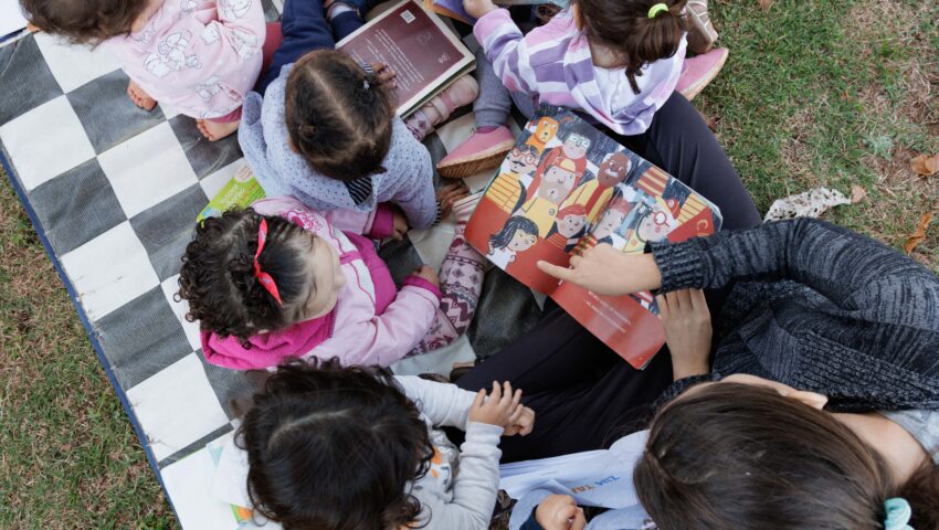 Contar histórias, além de abrir a imaginação do bebê ou da criança, pode ainda ser um meio de trabalhar com elas inúmeras questões reais, como os seus sentimentos, a chegada de um novo membro na família, a amizade, a relação dela com os pais, entre tantas outras possibilidades.