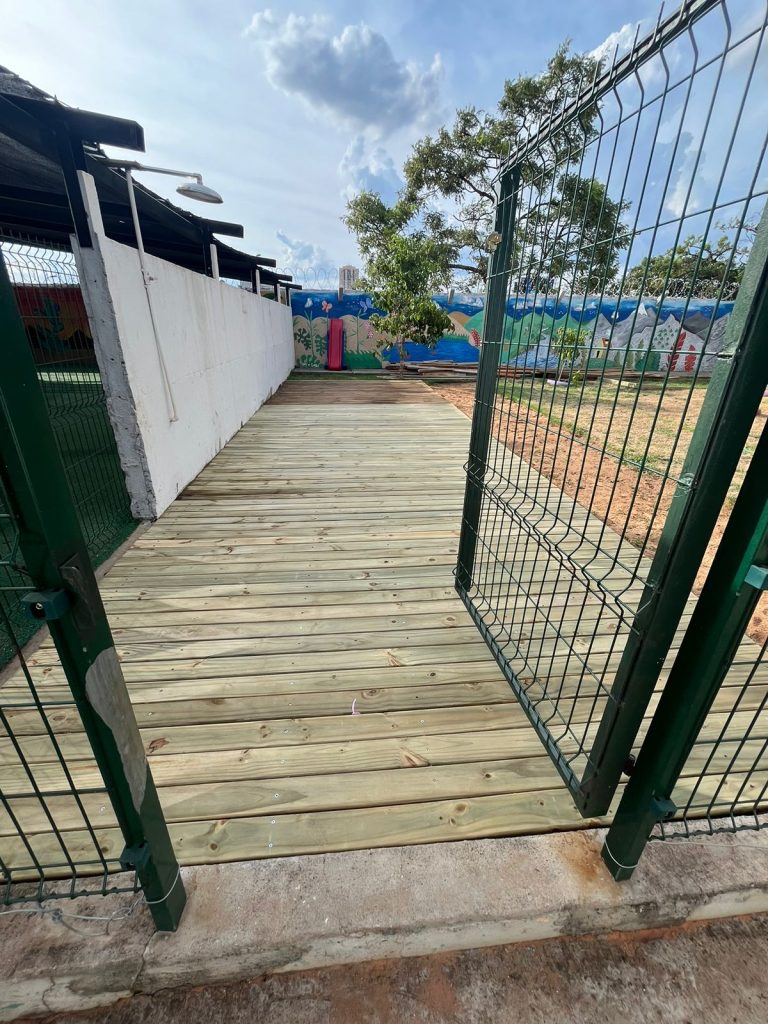 Pintura, troca de portas e manutenção no parque de areia.